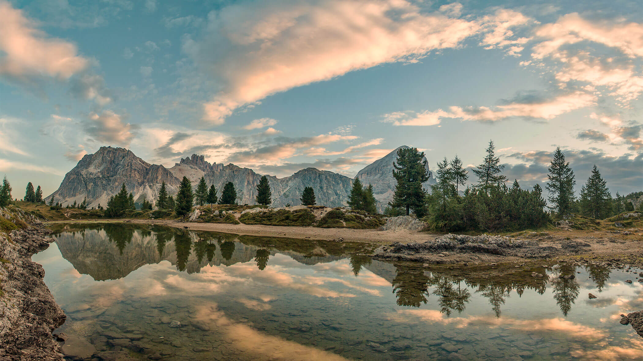 Bergsee spiegelt Berge und Bäume - sil132 apartments